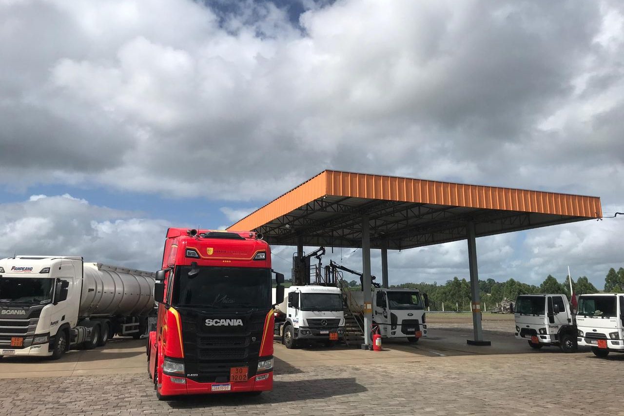 Base do Pampeano Diesel em Fazenda Vilanova, com caminhões-tanque sob a cobertura laranja